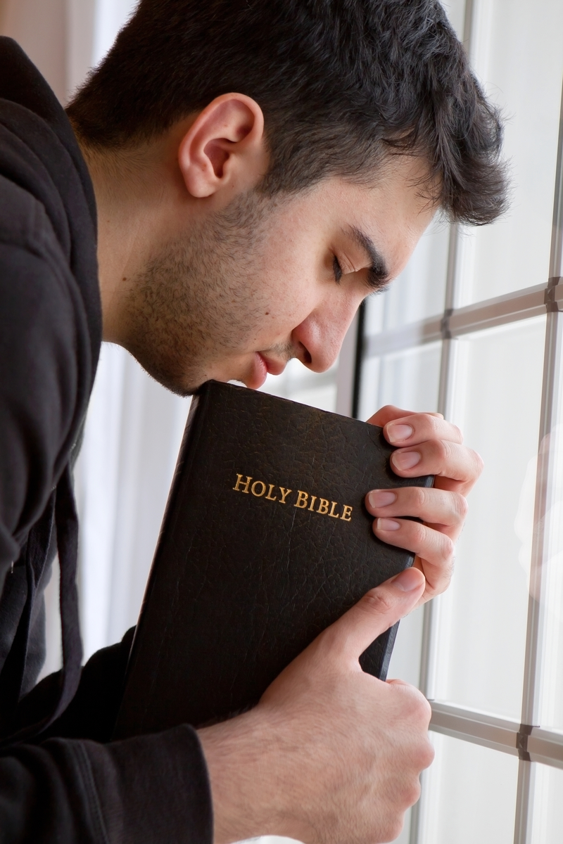Бывший муж библия. Человек с Библией в руках. Мужчина читает Библию. Библия в руках. Юноша и Библия.