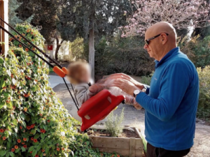 Noam Tibon, hero in the war in Israel, with granddaughter